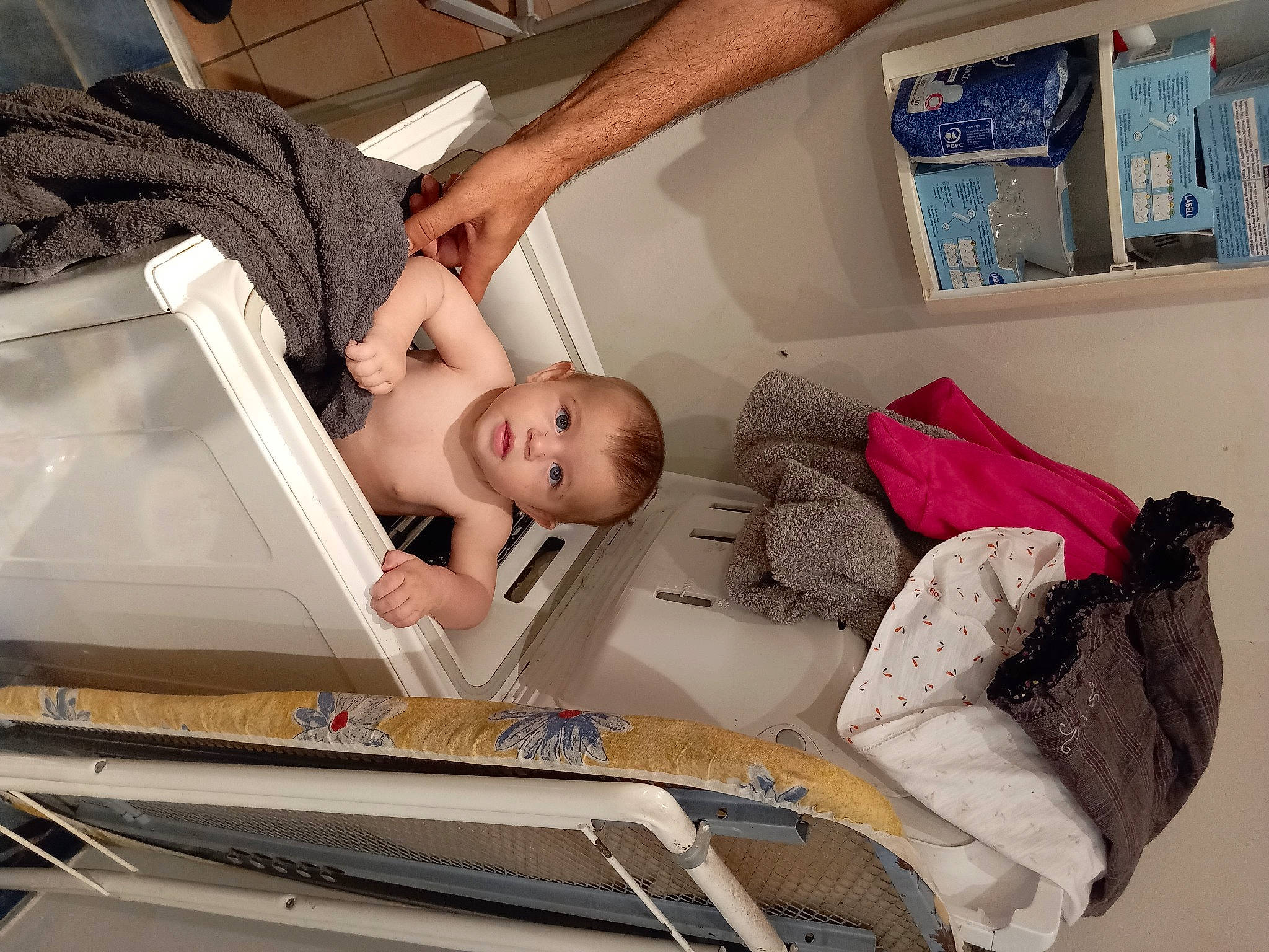 Justine a rejoint le concours — aidez-le/la à gagner de superbes lots ! baby, baby_products, child, comfort, couch, hand, health_care, hospital, linens, medical_equipment, nap, person, room, service, sitting, sleep, thigh, toddler, vehicle_door, wood