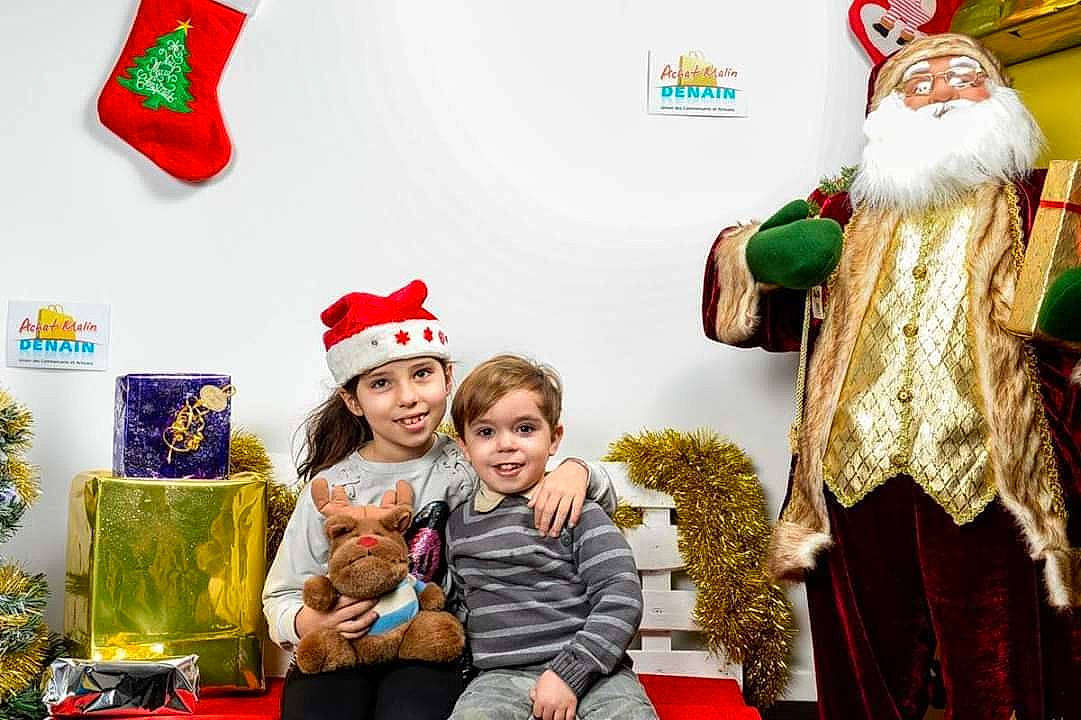 Donovan participe au concours pour gagner de l'argent avec cette photo : christmas, christmas_decoration, event, fictional_character, fun, headwear, holiday, joy, person, product, santa_claus