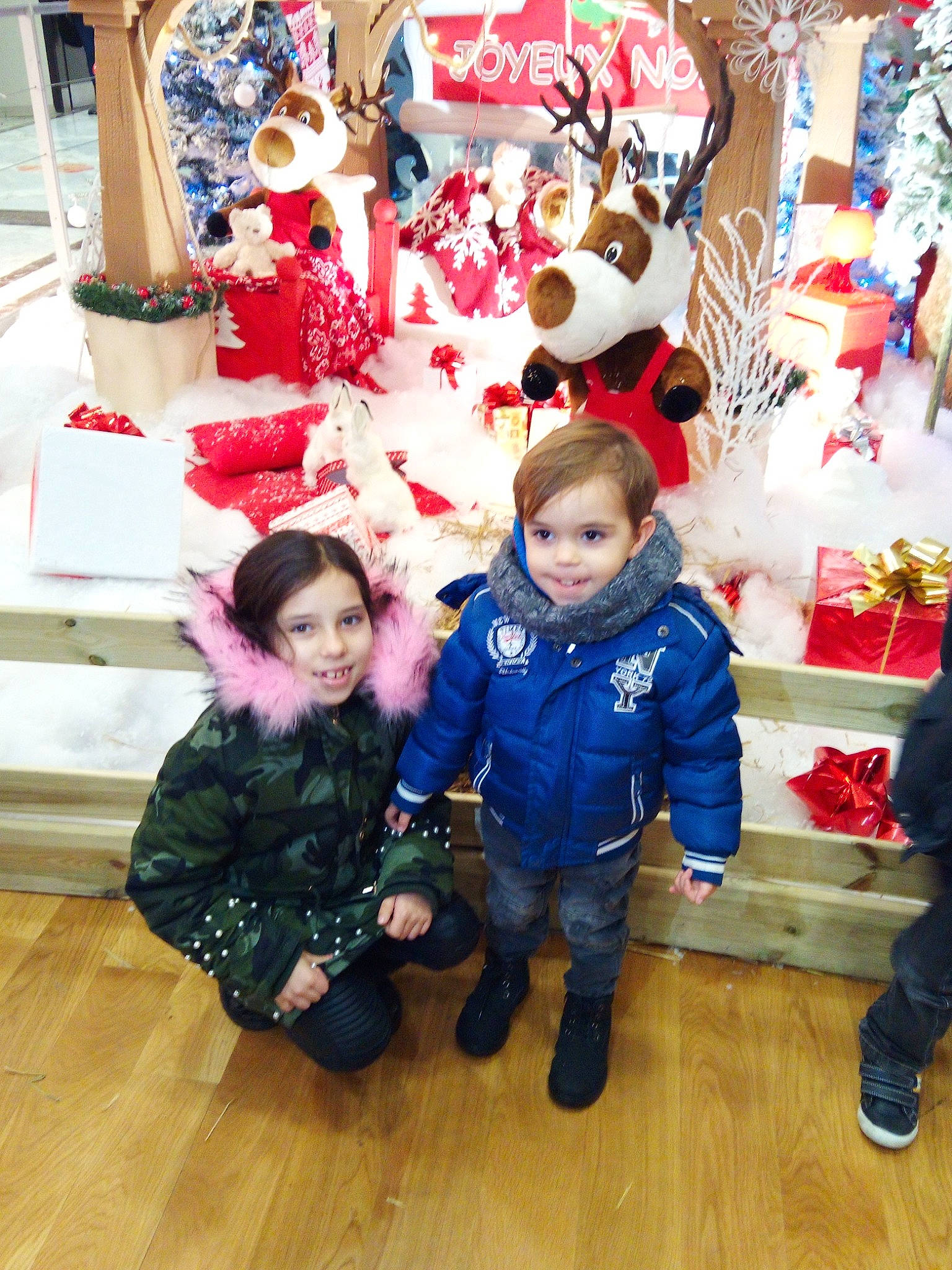 Donovan participe au concours pour gagner de l'argent avec cette photo : child, christmas, christmas_decoration, christmas_tree, event, fun, holiday, joy, person, product, toddler, winter