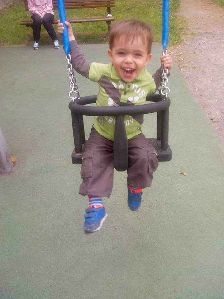 Donovan a rejoint le concours — aidez-le/la à gagner de superbes lots ! child, day, fun, joy, outdoor_play_equipment, person, play, playground, product, public_space, purple, recreation, swing, toddler, vacation, vehicle