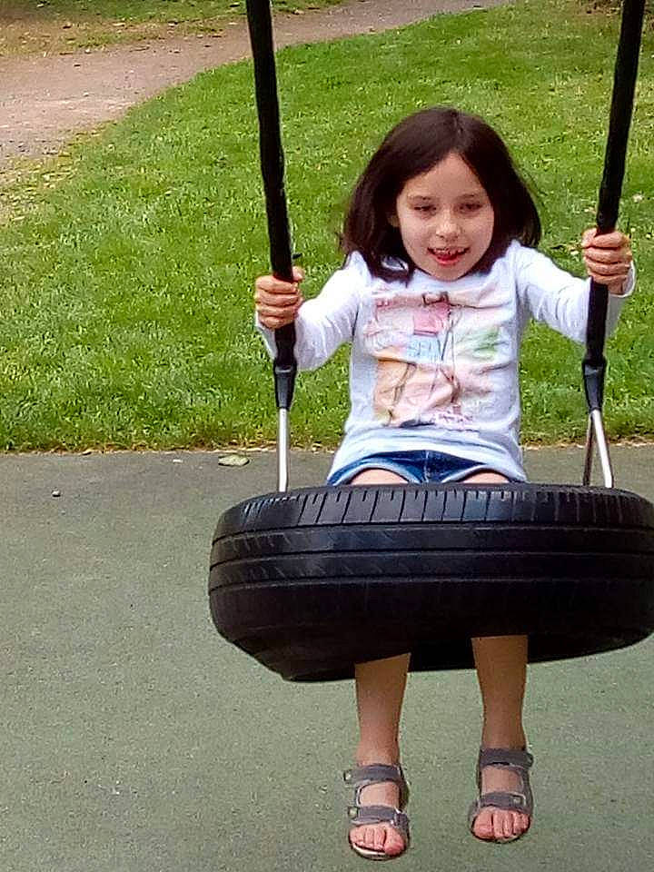 Floriane a rejoint le concours — aidez-le/la à gagner de superbes lots ! baby_products, child, day, fun, girl, grass, joy, outdoor_play_equipment, person, play, playground, product, recreation, sitting, swing, toddler, vacation