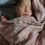 Jade participe au concours pour gagner de l'argent avec cette photo : baby, newborn, sleeping, blanket, pink, heart_pattern, cozy, soft, infant, peaceful, bed, bedding, wrapped, resting, cute, face, skin, hand, quiet, indoors