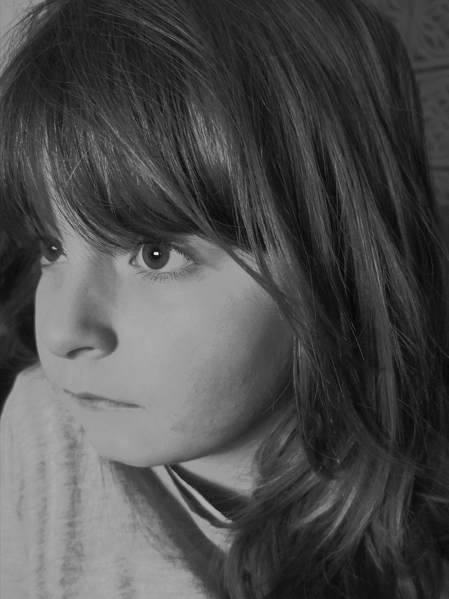 Ainhoa a rejoint le concours — aidez-le/la à gagner de superbes lots ! bangs, black_hair, brown_hair, cheek, child, eyelash, flash_photography, forehead, gesture, hime_cut, iris, jaw, layered_hair, lip, long_hair, mouth, no_expression, nose, person, step_cutting