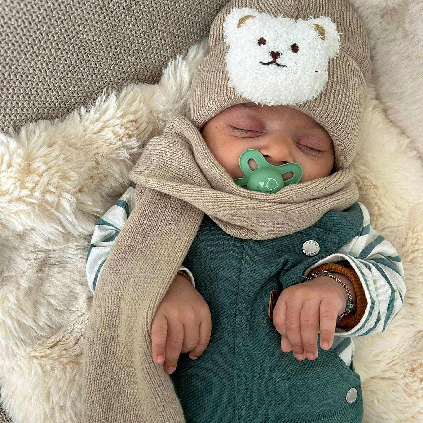 Naoufel a rejoint le concours — aidez-le/la à gagner de superbes lots ! baby, beige, blanket, child, clothing, cozy, cute, fuzzy, green, hands, hat, infant, pacifier, portrait, resting, scarf, sleeping, soft, striped_sleeves, warm