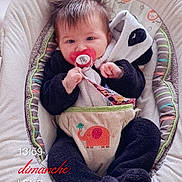 Sophia a rejoint le concours — aidez-le/la à gagner de superbes lots ! baby, baby_rocker, child, clothing, comfort, cozy, cushion, cute, face, feet, hair, hands, indoor, light, onesie, pacifier, paw_prints, smiling, soft_toy, window