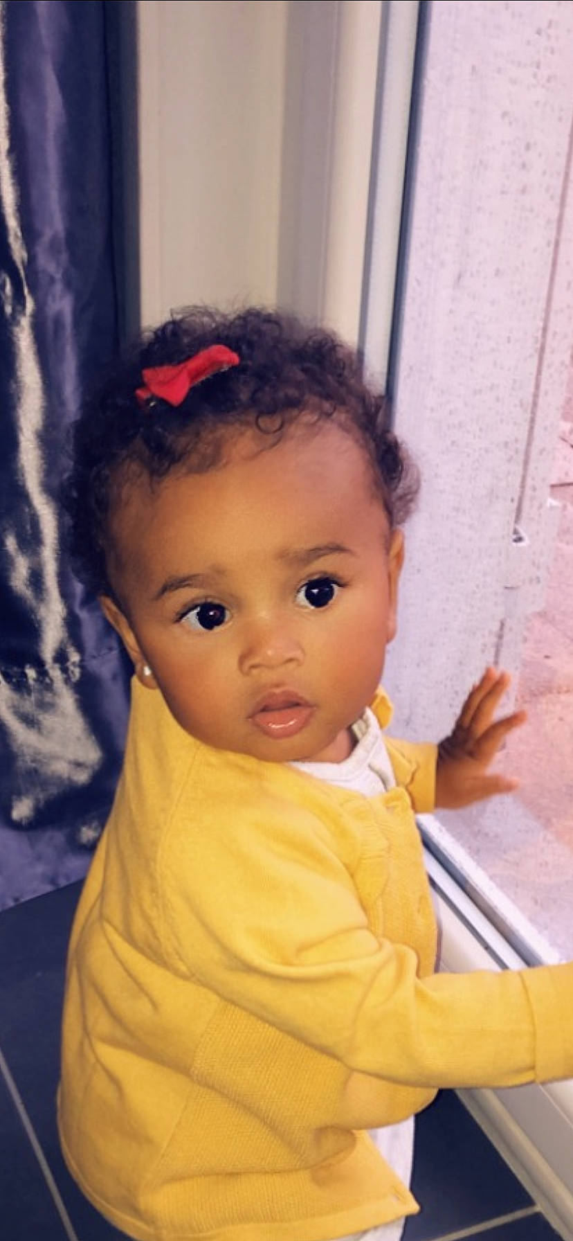 Jamie a rejoint le concours — aidez-le/la à gagner de superbes lots ! baby, black_hair, cheek, child, chin, eye, face, forehead, hair, hair_accessory, hairstyle, head, lip, nose, person, skin, toddler, yellow