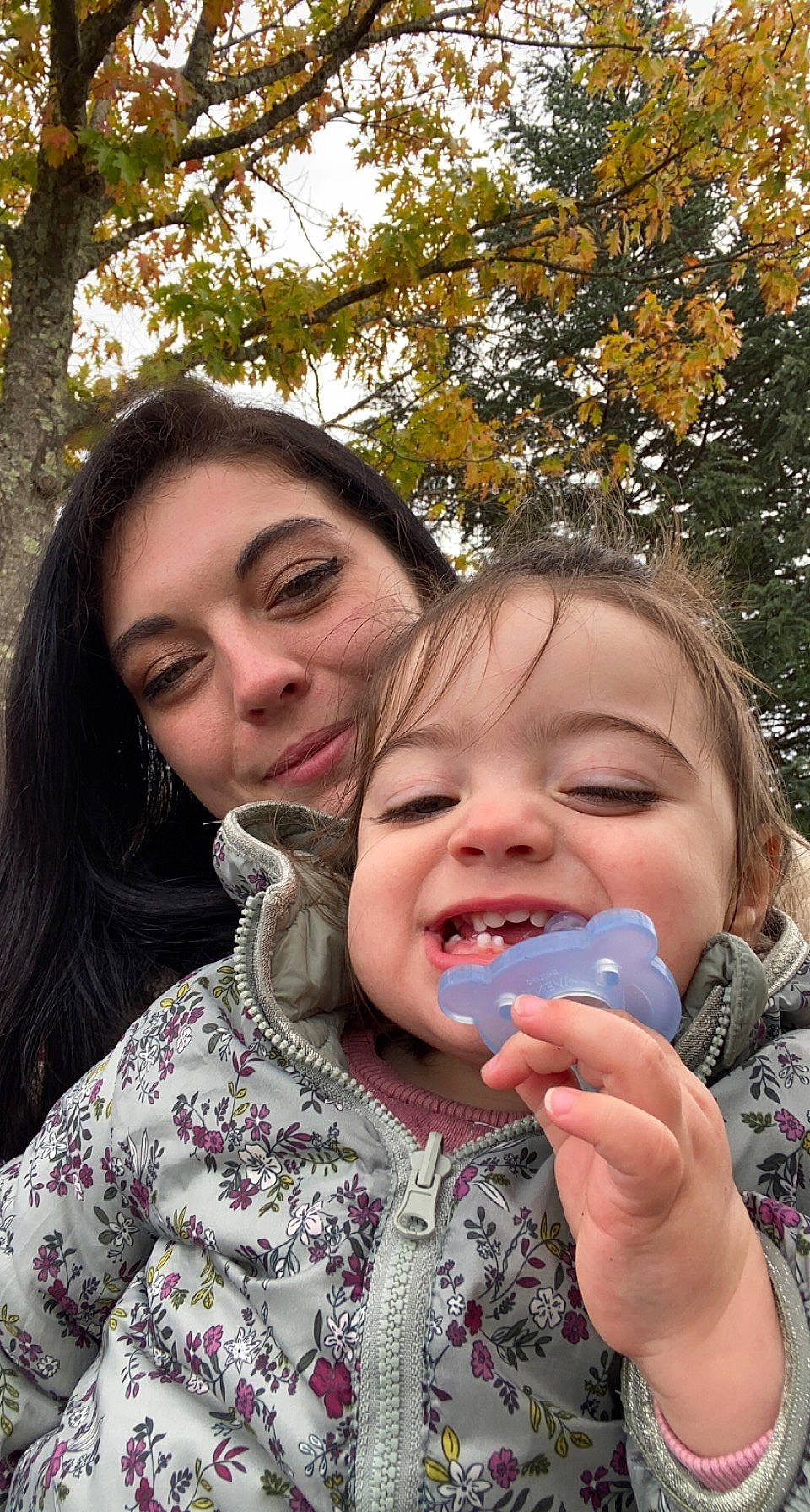 Ohana a rejoint le concours — aidez-le/la à gagner de superbes lots ! cheek, chin, facial_expression, fun, gesture, grass, hairstyle, hand, happy, interaction, iris, joy, leaf, lip, mouth, nose, people_in_nature, person, plant, skin