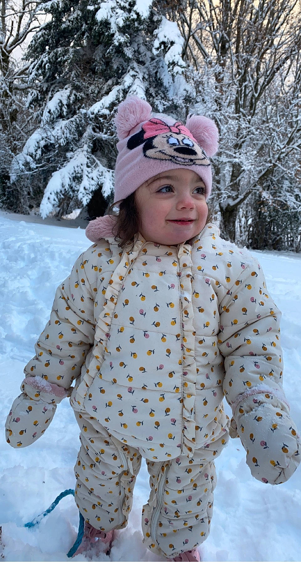 Ohana a rejoint le concours — aidez-le/la à gagner de superbes lots ! baby_toddler_clothing, cap, child, cool, face, facial_expression, freezing, fun, happy, head, headgear, headwear, joy, outerwear, pattern, person, pink, sleeve, smile, snow