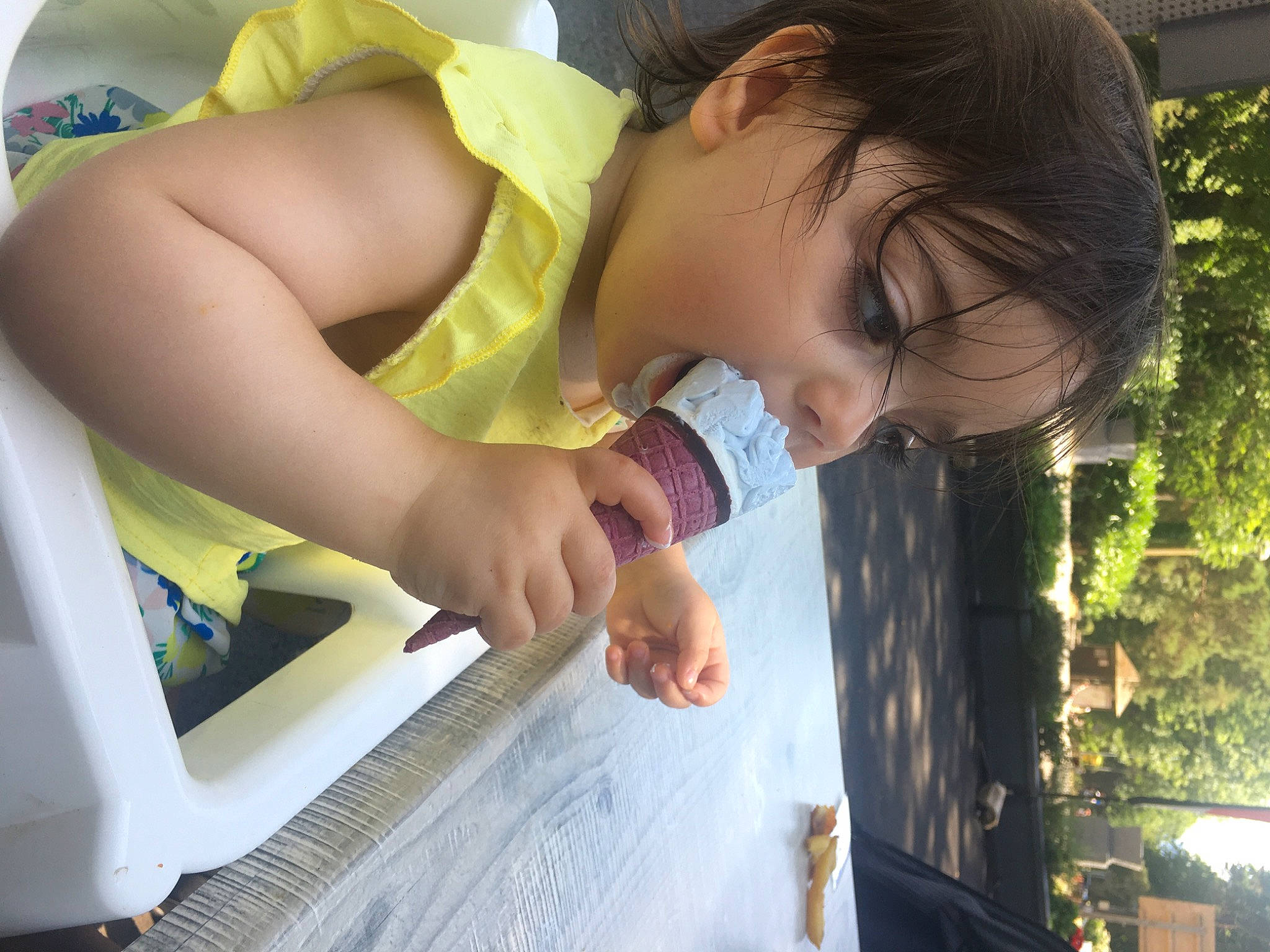 Ohana participe au concours pour gagner de l'argent avec cette photo : baby, child, facial_expression, fun, gesture, glass, grass, hand, happy, leisure, person, photograph, play, room, sitting, t_shirt, toddler, tree, vacation, window