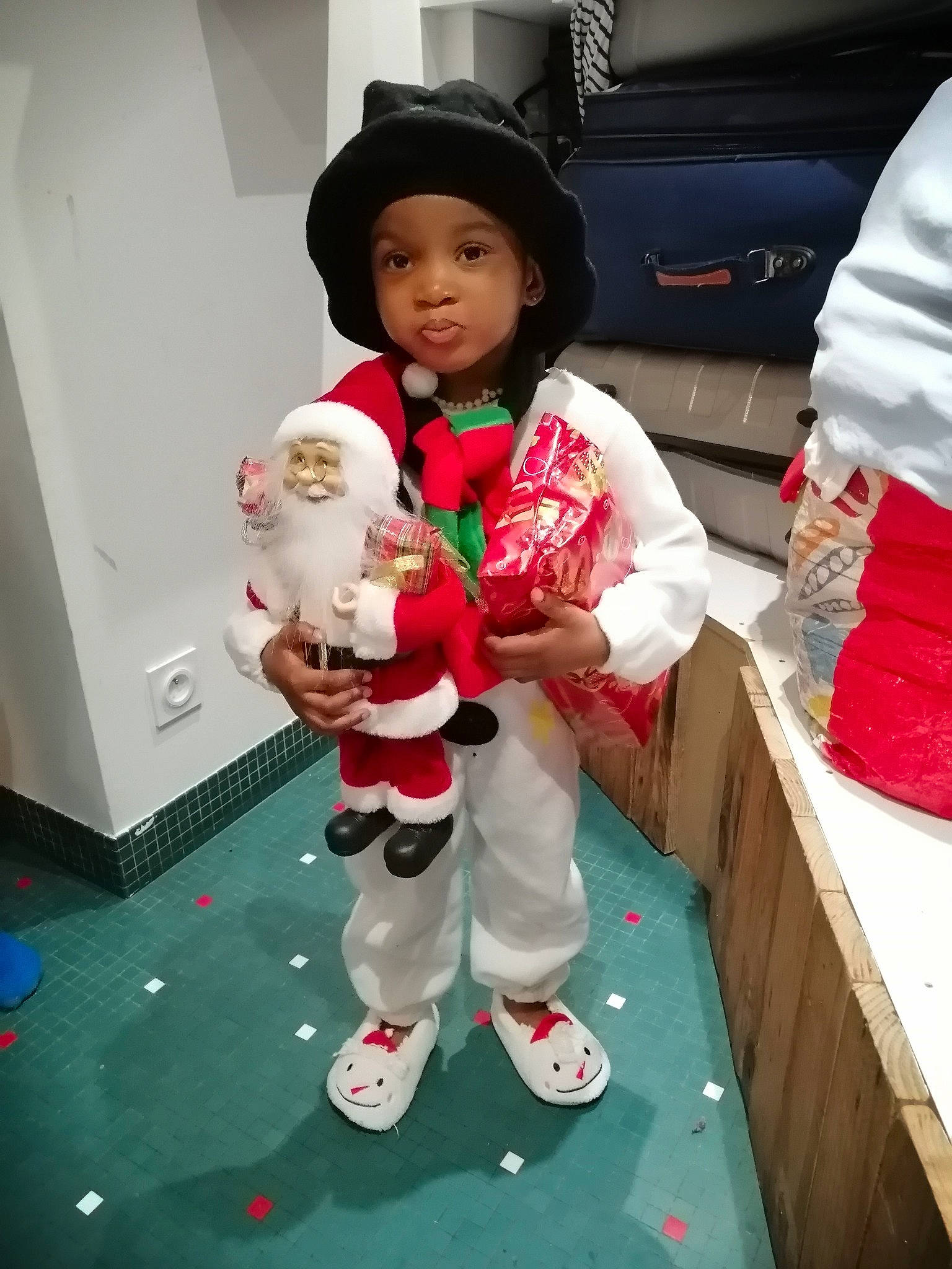 Amanda participe au concours pour gagner de l'argent avec cette photo : baby, carmine, child, christmas, christmas_eve, companion_dog, event, fedora, fictional_character, flooring, fun, fur, hat, headwear, holiday, lap, person, recreation, stuffed_toy, sun_hat