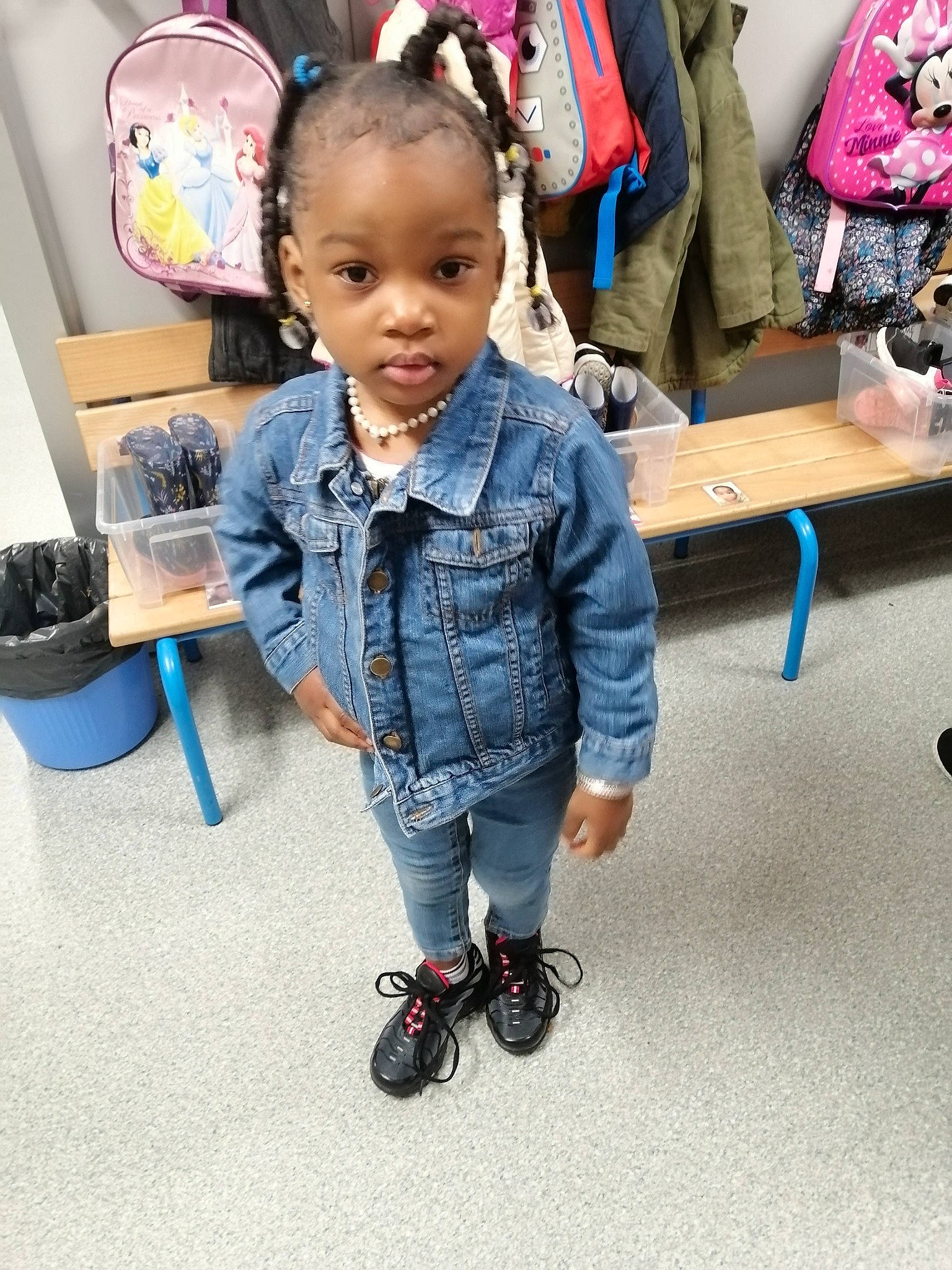 Amanda a rejoint le concours — aidez-le/la à gagner de superbes lots ! baby_toddler_clothing, bag, child, denim, electric_blue, event, fashion_accessory, flooring, fun, hairstyle, happy, joint, leisure, luggage_and_bags, person, play, shoe, sitting, sleeve, toddler