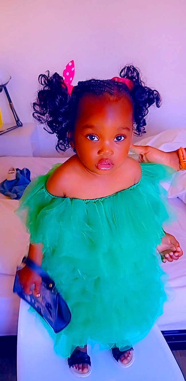 Amanda a rejoint le concours — aidez-le/la à gagner de superbes lots ! aqua, arm, azure, baby_toddler_clothing, blue, child, day_dress, electric_blue, eye, eyelash, fashion_design, happy, headpiece, iris, magenta, person, pink, purple, shoulder, skin