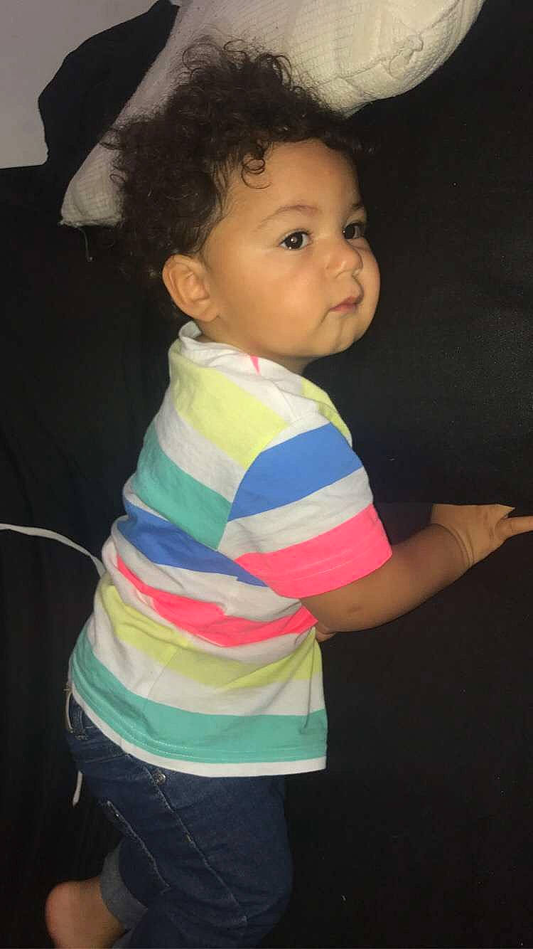 Santino a rejoint le concours — aidez-le/la à gagner de superbes lots ! arm, baby_toddler_clothing, cheek, chin, eyebrow, face, finger, gesture, hairstyle, human, iris, lip, neck, nose, person, pink, shoulder, skin, sleeve, standing