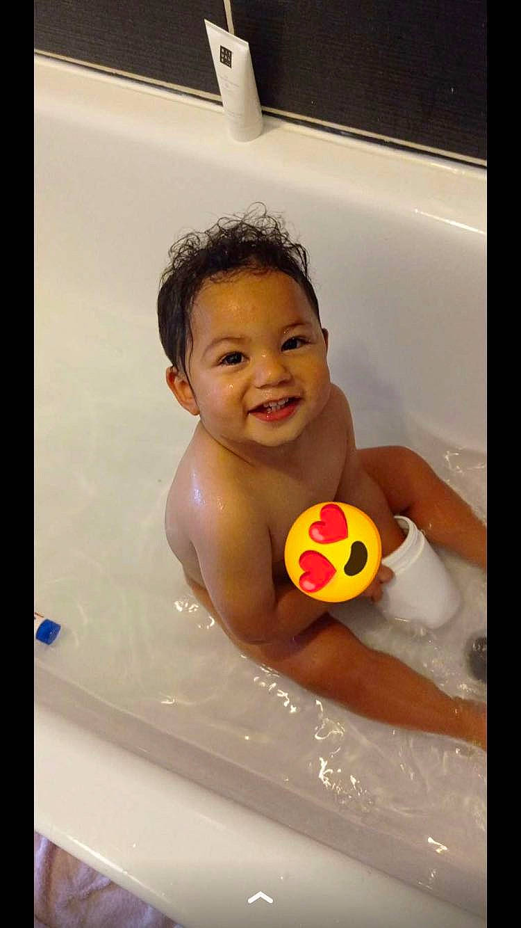 Santino a rejoint le concours — aidez-le/la à gagner de superbes lots ! arm, baby, baby_playing_with_toys, ball, bath_toy, bathing, bathroom, bathtub, chest, face, fun, happy, joy, leisure, person, plumbing, plumbing_fixture, recreation, smile, toddler