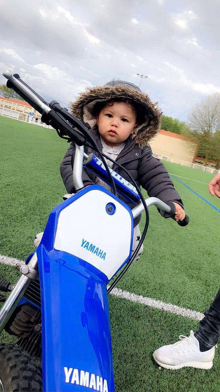 Santino a rejoint le concours — aidez-le/la à gagner de superbes lots ! child, cloud, electric_blue, fun, grass, grassland, headwear, helmet, leisure, person, personal_protective_equipment, plant, play, recreation, sky, sports, toddler, tree