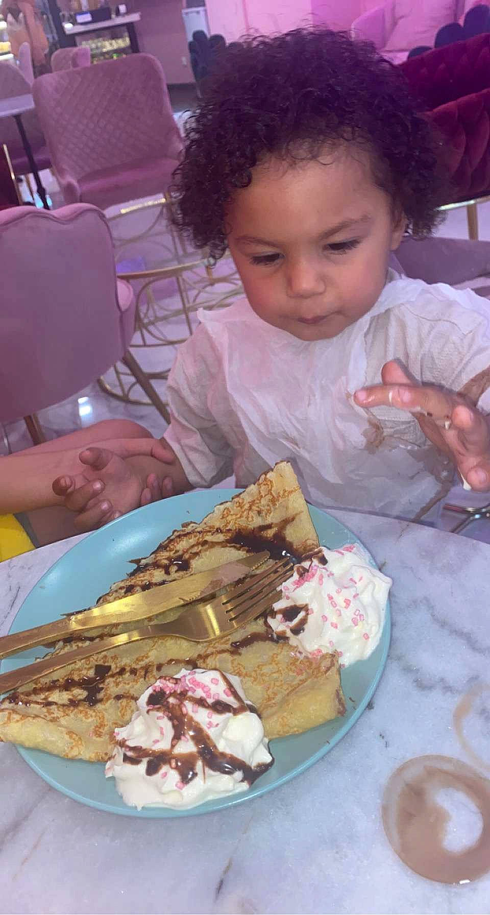 Santino a rejoint le concours — aidez-le/la à gagner de superbes lots ! baked_goods, birthday_cake, buttercream, cake, cake_decorating, cake_decorating_supply, chair, cuisine, dish, fast_food, finger_food, food, fork, ingredient, person, plate, recipe, sharing, table, tableware