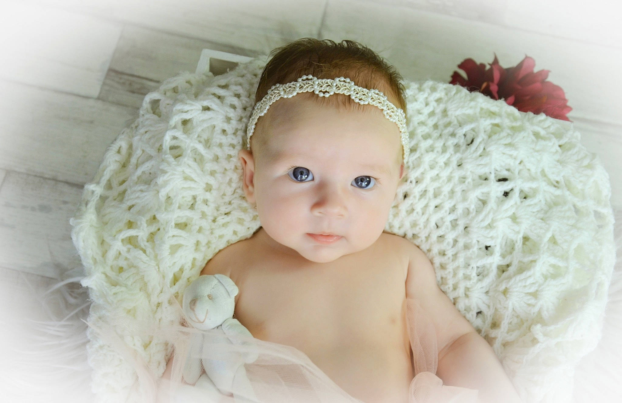 Lou a rejoint le concours — aidez-le/la à gagner de superbes lots ! baby, bridal_accessory, child, crochet, dress, fashion_accessory, fur, hair_accessory, head, headband, headgear, headpiece, lace, person, photography, skin, textile, toddler, white