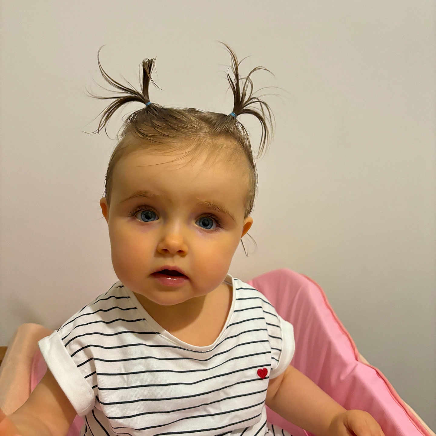 Ewa participe au concours pour gagner de l'argent avec cette photo : baby, blonde, bodypart, clothing, couch, dress, face, finger, furniture, hair, hairdresser, hand, happy, head, person, photography, portrait, sleeve, smile, t_shirt