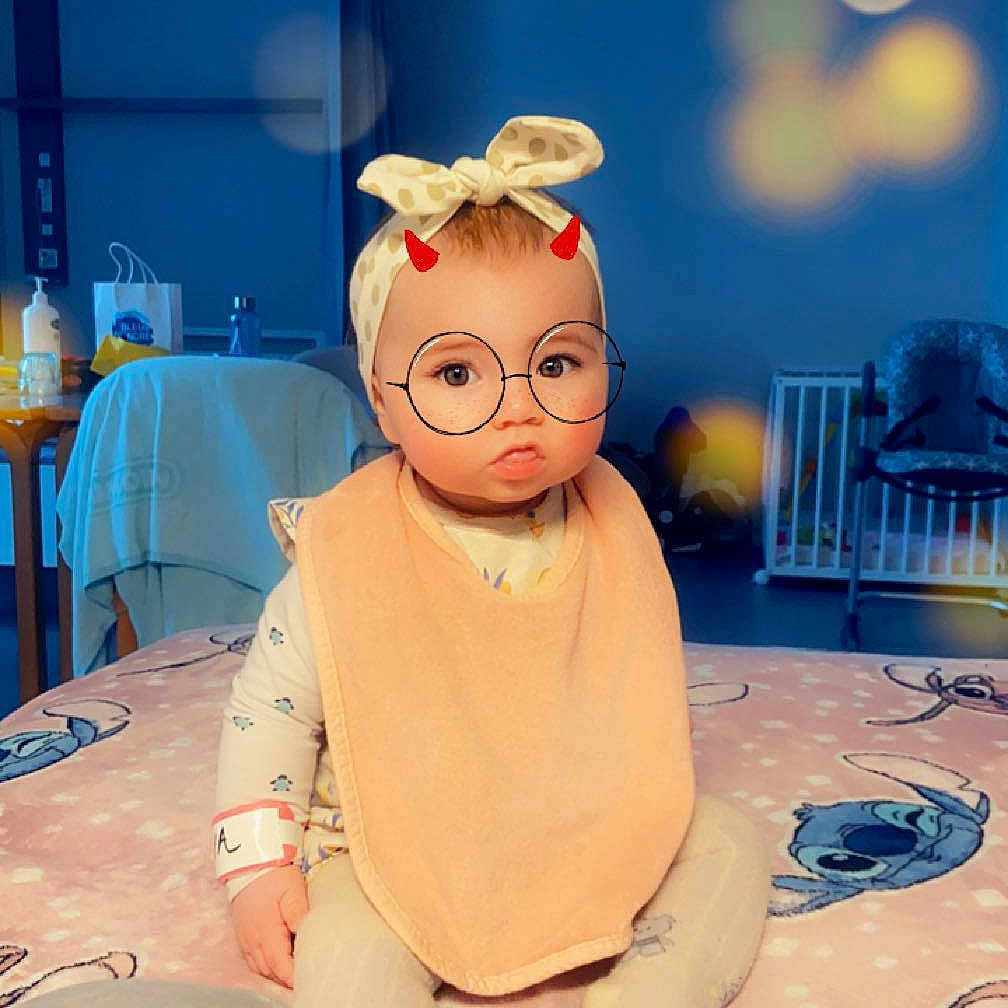 Eva participe au concours pour gagner de l'argent avec cette photo : animation, art, blue, comfort, event, eyewear, fun, happy, hat, human_leg, icing, knee, leisure, peach, room, sitting, table, thigh, toy, vacation