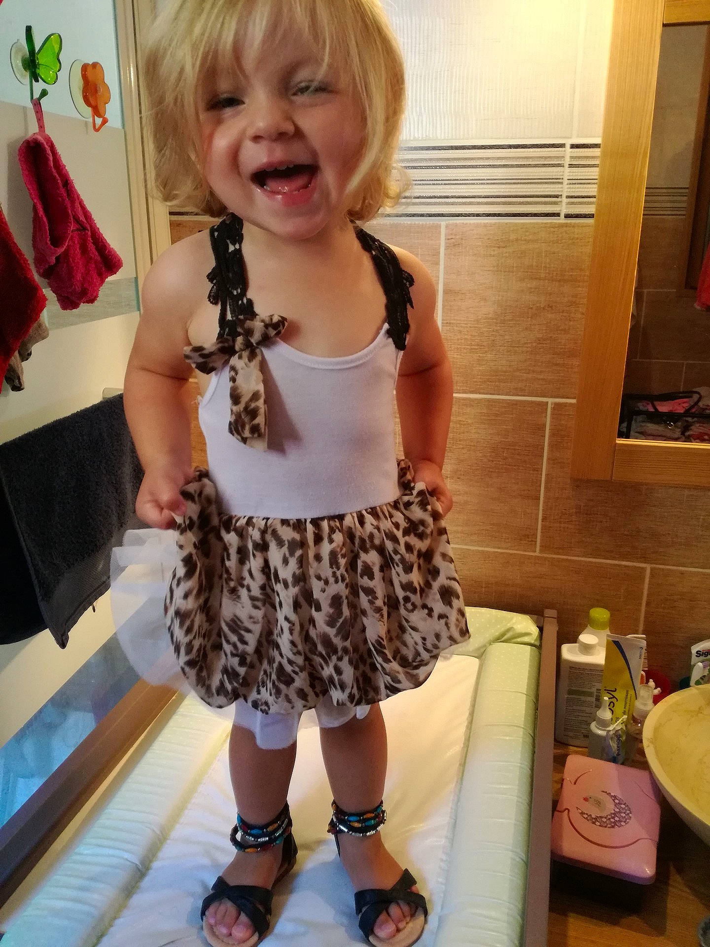 Lola a rejoint le concours — aidez-le/la à gagner de superbes lots ! brown_hair, child, child_model, clothing, costume, day, girl, human_hair_color, joint, person, product, shoulder, textile, toddler