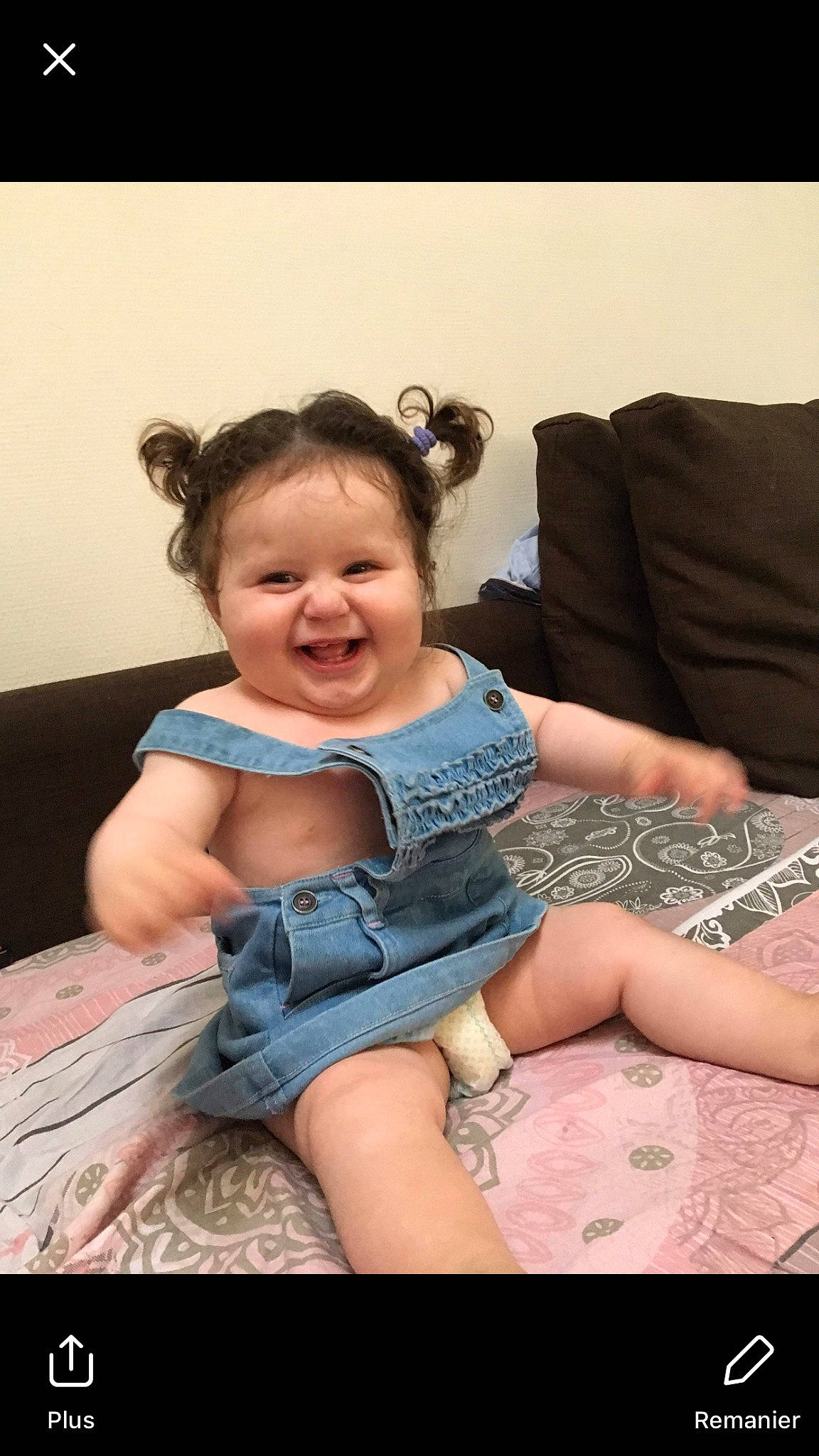 Dalia participe au concours pour gagner de l'argent avec cette photo : arm, beauty, child, eye, finger, fun, girl, hairstyle, hand, human_body, human_hair_color, joint, joy, leg, mouth, organ, person, shoulder, sitting, skin