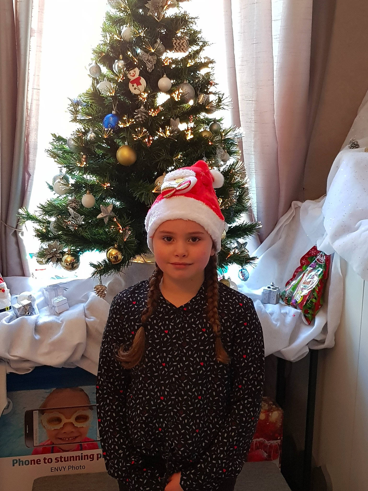 Cél?nia participe au concours pour gagner de l'argent avec cette photo : child, christmas, christmas_decoration, christmas_eve, christmas_ornament, christmas_tree, conifer, event, fictional_character, fir, headwear, holiday, holiday_ornament, interior_design, joy, person, pine_family, plant, room, tradition