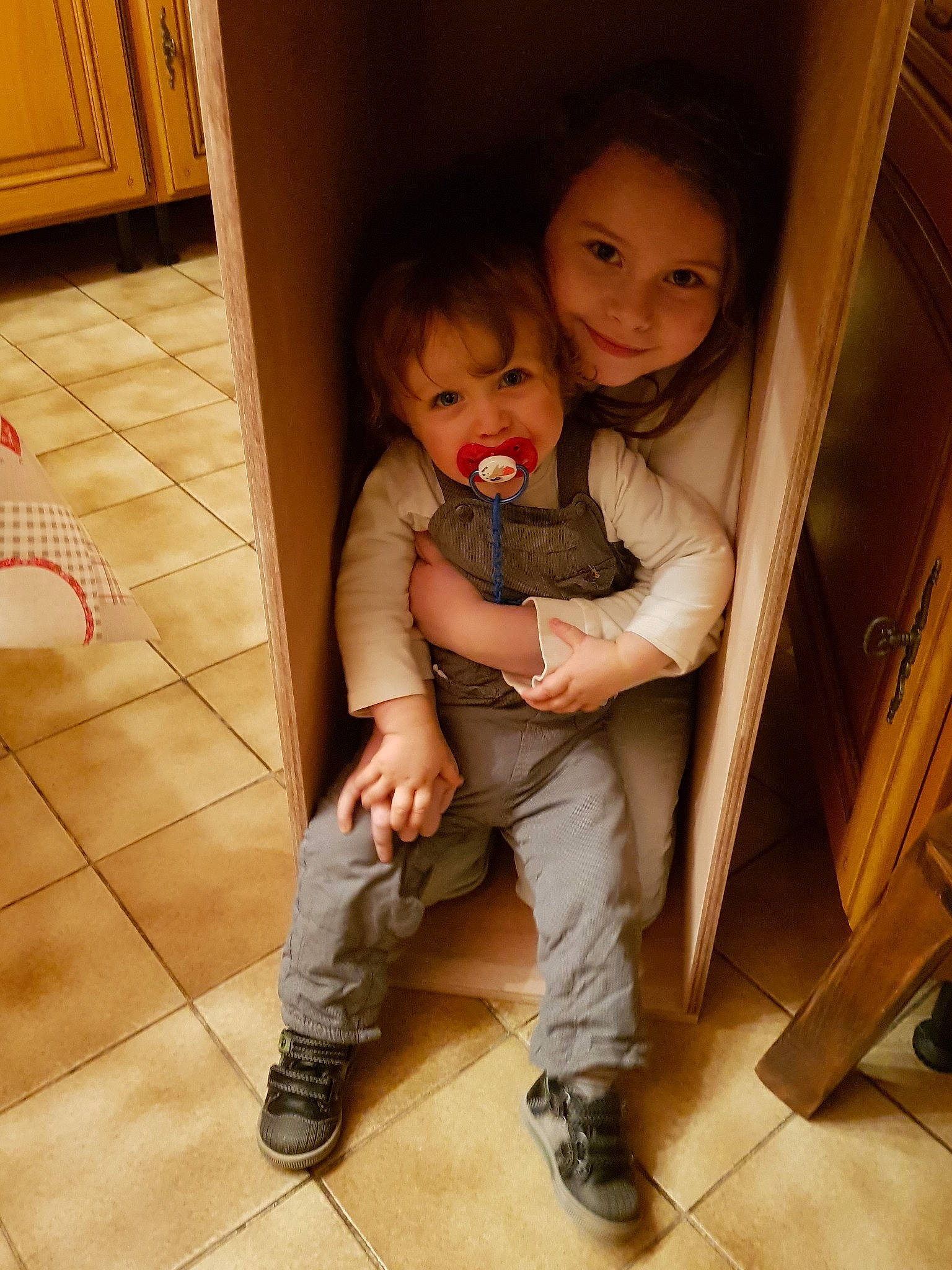 Cél?nia a rejoint le concours — aidez-le/la à gagner de superbes lots ! baby, cheek, child, floor, flooring, fun, joy, leg, person, skin, smile, standing, toddler, wood