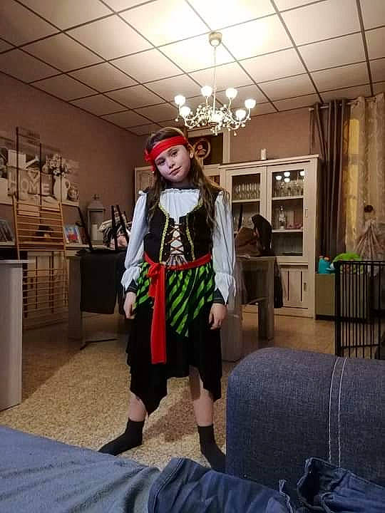 Cél?nia a rejoint le concours — aidez-le/la à gagner de superbes lots ! clothing, costume, fashion, fashion_design, fictional_character, headwear, person