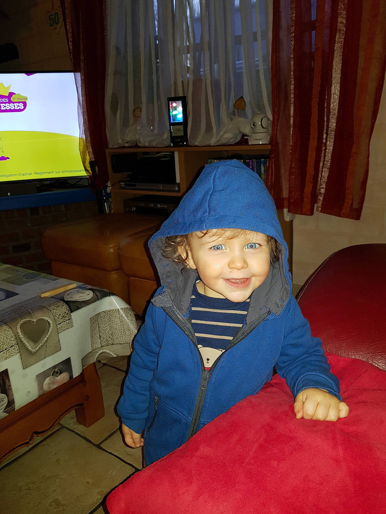 Celyan participe au concours pour gagner de l'argent avec cette photo : headwear, joy, person, room