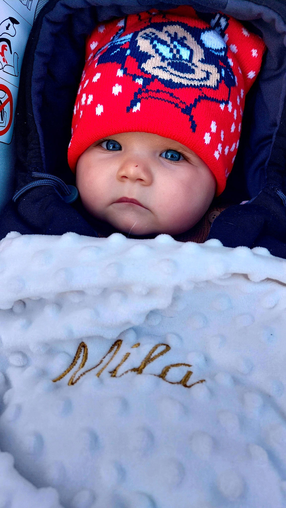 Mila a rejoint le concours — aidez-le/la à gagner de superbes lots ! baby, baby_sleeping, baby_toddler_clothing, beanie, cap, carmine, cheek, child, comfort, eye, face, fashion_accessory, happy, headwear, knit_cap, linens, pattern, person, textile, toddler