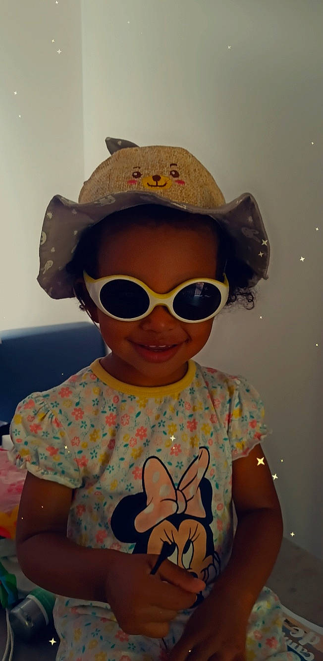 Maïna participe au concours pour gagner de l'argent avec cette photo : baby_toddler_clothing, cap, chin, eyewear, face, facial_expression, glasses, goggles, happy, hat, head, joy, lip, mouth, neck, person, product, skin, sleeve, sunglasses