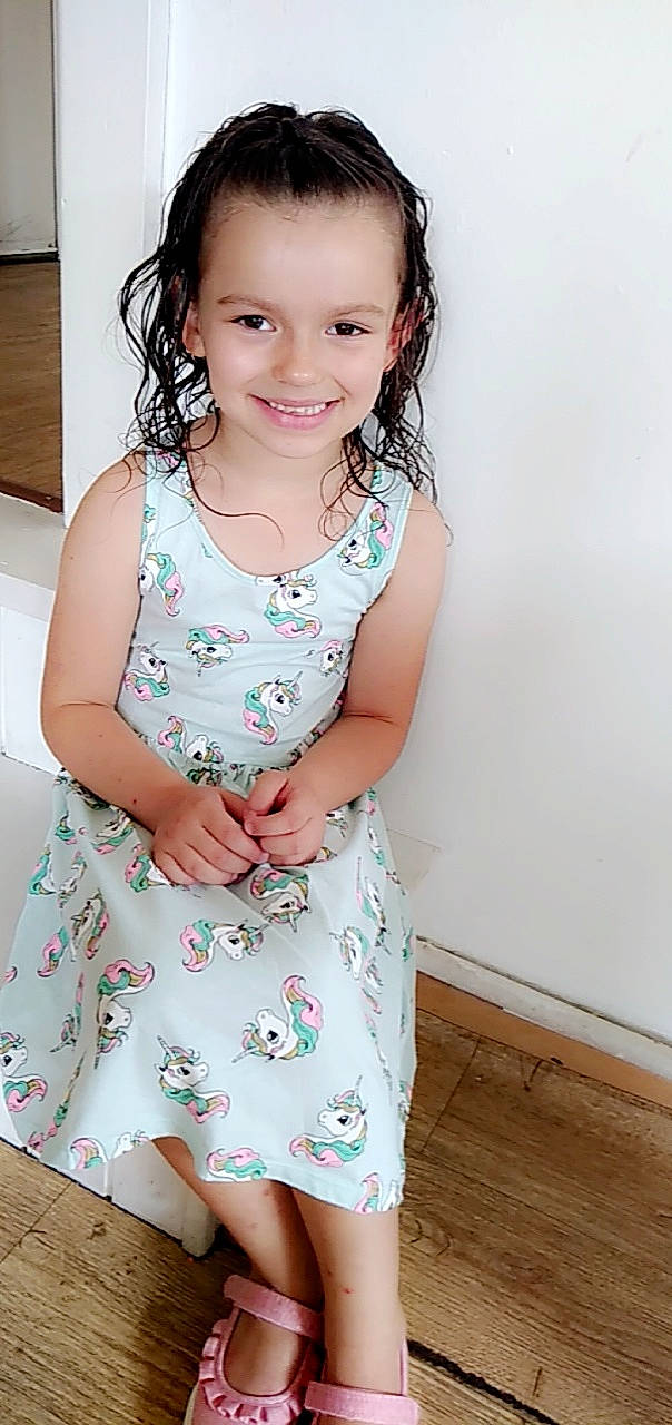 Luna a rejoint le concours — aidez-le/la à gagner de superbes lots ! beauty, black_hair, brown_hair, child, child_model, dress, girl, hairstyle, happiness, infant, joy, leg, long_hair, person, pink, sitting, skin, smile, standing, textile