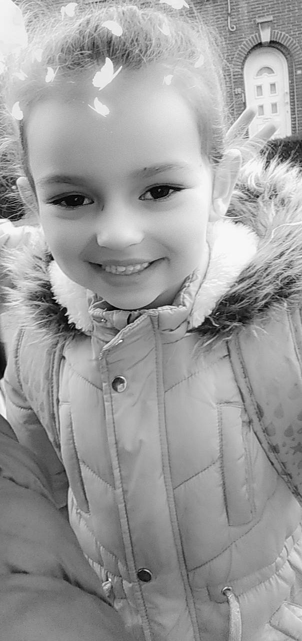 Luna a rejoint le concours — aidez-le/la à gagner de superbes lots ! beauty, black, black_and_white, cheek, child, eye, face, fur, fur_clothing, girl, head, human_hair_color, joy, monochrome, monochrome_photography, nose, person, photograph, photography, skin