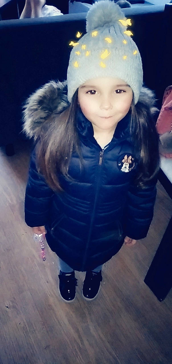 Léna participe au concours pour gagner de l'argent avec cette photo : blue, child, cool, emotion, fun, fur, girl, person, photograph, skin, smile, textile, toddler, white, winter