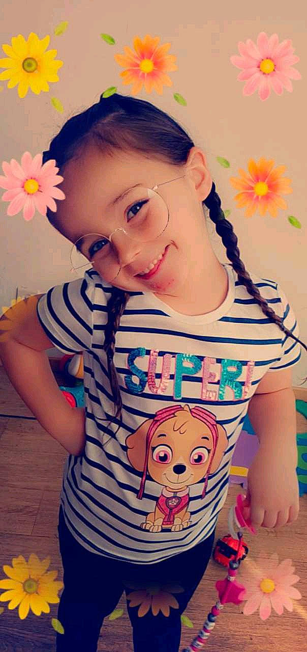 Léna participe au concours pour gagner de l'argent avec cette photo : blue, cheek, child, day, eye, face, facial_expression, flower, girl, hair, head, human_hair_color, infant, joy, nose, person, pink, skin, smile, textile