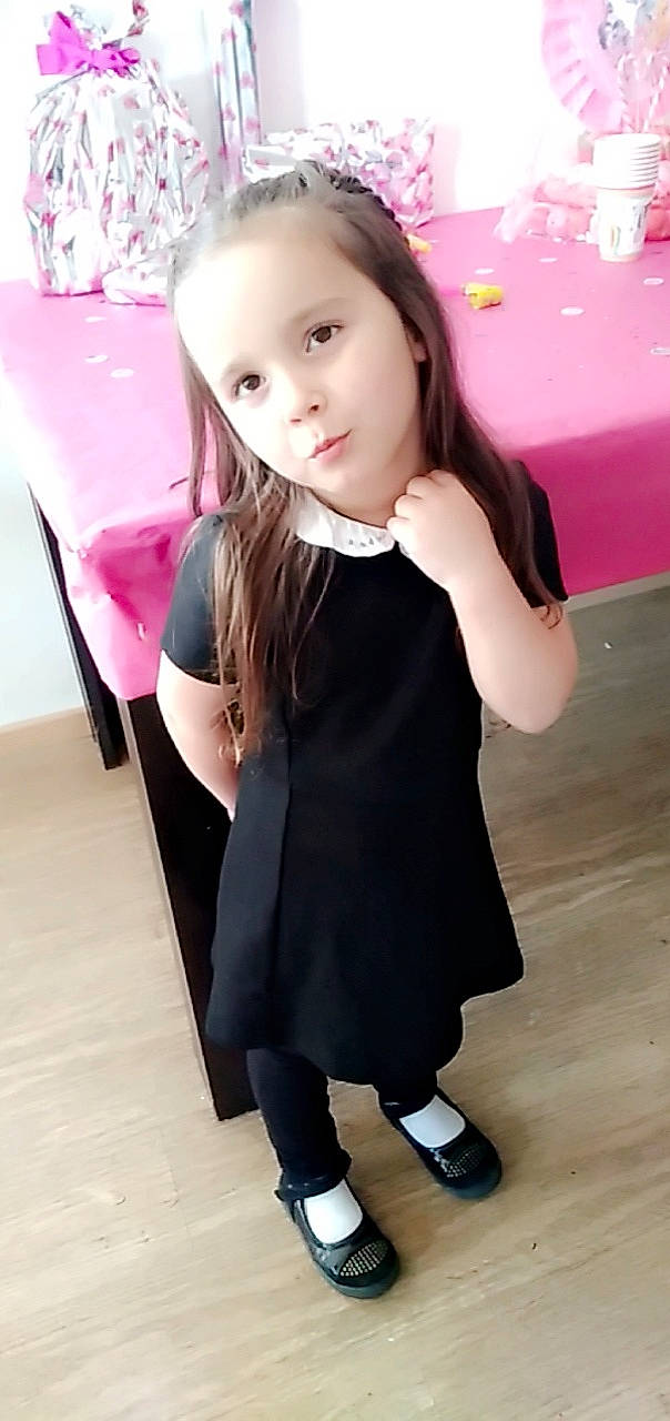 Léna a rejoint le concours — aidez-le/la à gagner de superbes lots ! black, child, clothing, day, design, dress, girl, joint, outerwear, person, pink, shoulder, skin, sleeve, smile, textile, toddler