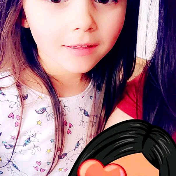 Léna participe au concours pour gagner de l'argent avec cette photo : beauty, black_hair, brown_hair, cheek, child, eyebrow, face, forehead, girl, hair_coloring, hairstyle, head, human_hair_color, lip, mouth, nose, person, pink, product, skin