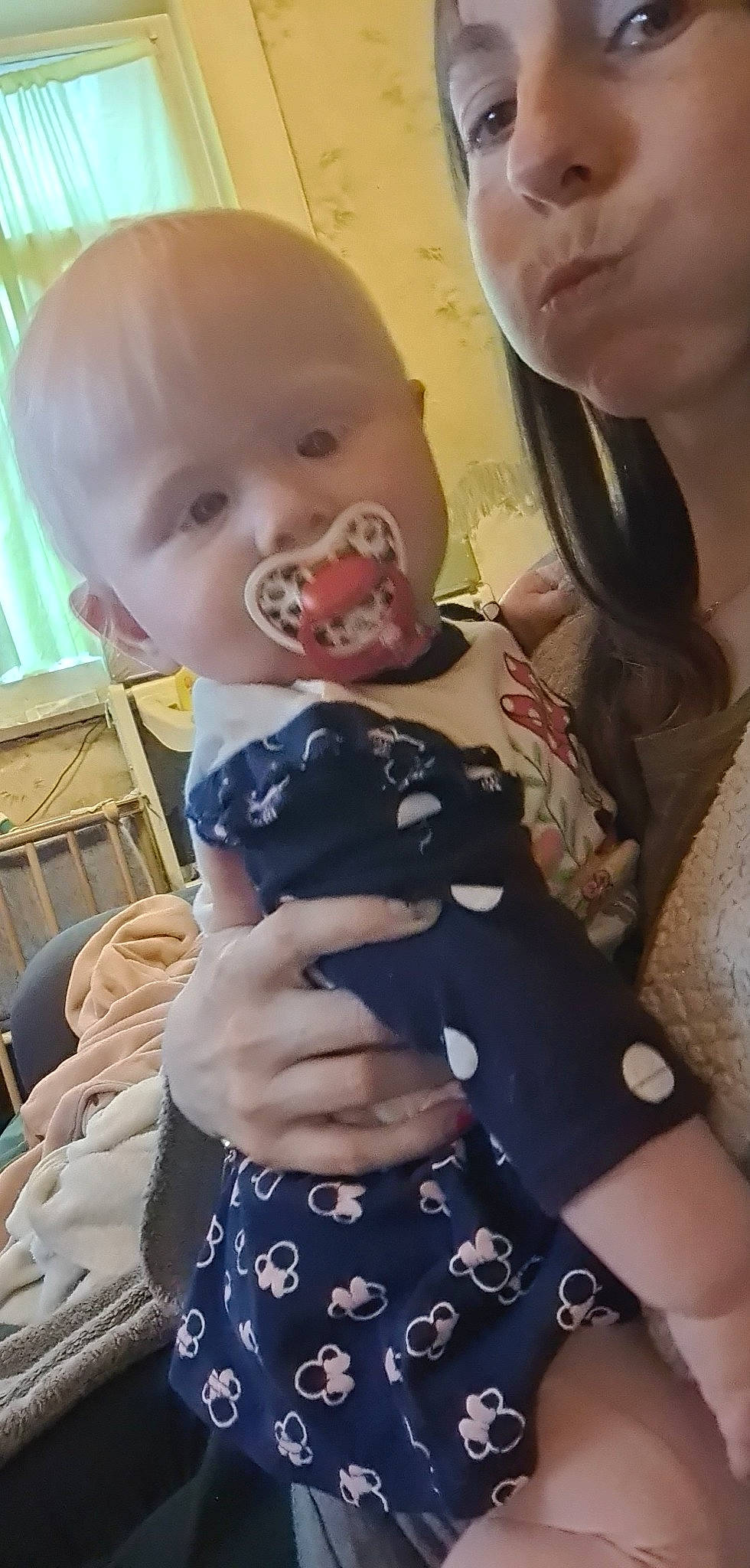 émilia a rejoint le concours — aidez-le/la à gagner de superbes lots ! abdomen, baby, baby_products, baby_toddler_clothing, cheek, chest, child, comfort, eyelash, gesture, happy, iris, nail, pattern, person, sitting, skin, sleeve, t_shirt, toddler