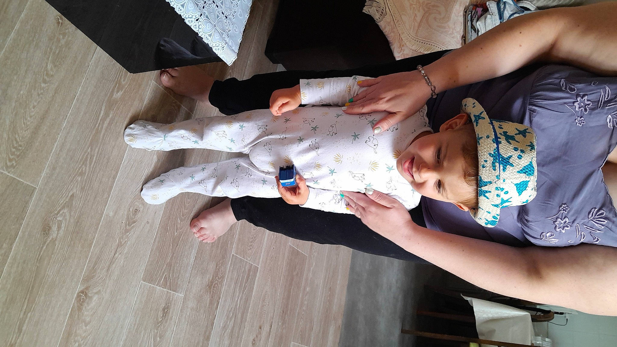 Anael a rejoint le concours — aidez-le/la à gagner de superbes lots ! baby, baby_toddler_clothing, child, elbow, event, finger, fun, gesture, happy, hardwood, hat, human_body, human_leg, joy, nail, person, sleeve, t_shirt, thumb, toddler