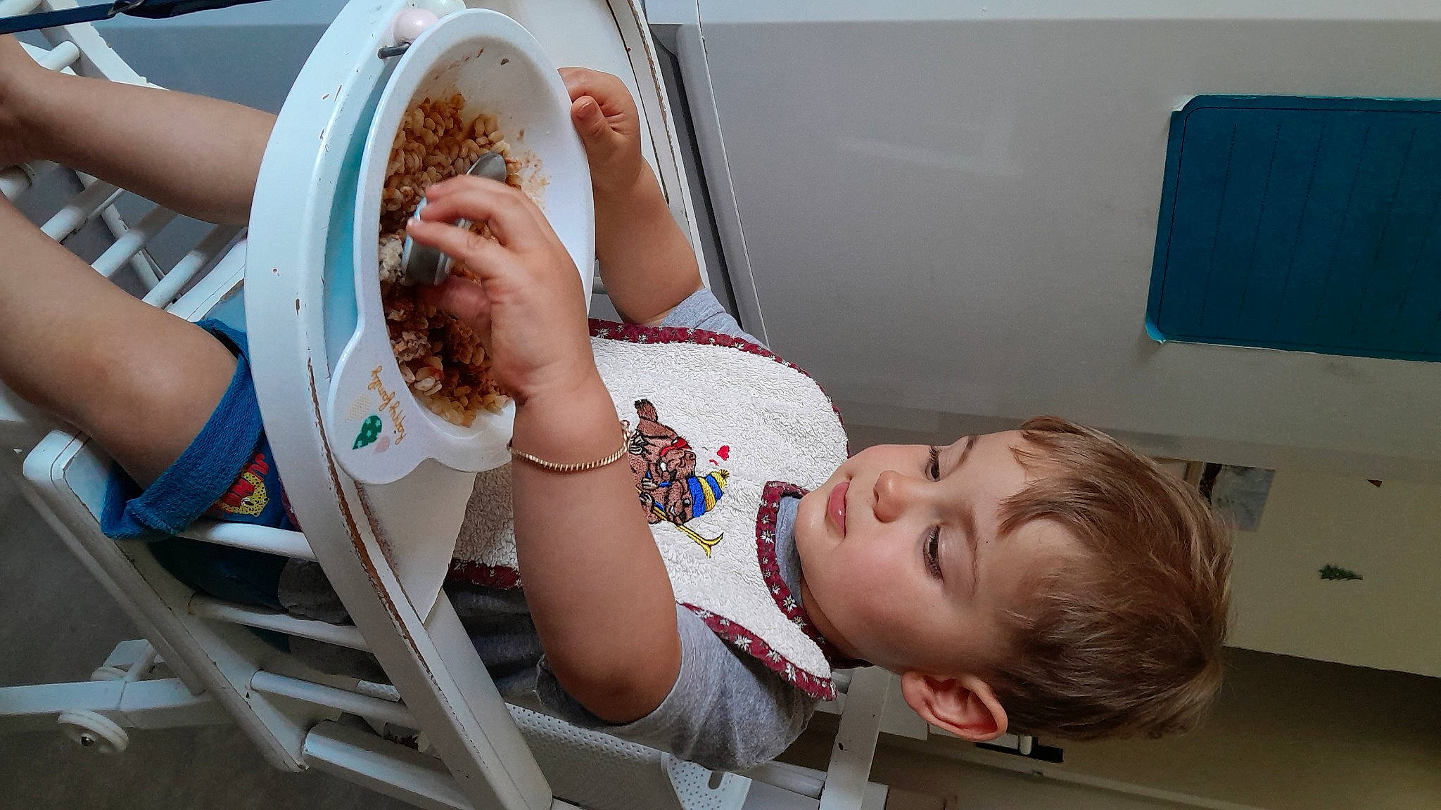 Anael participe au concours pour gagner de l'argent avec cette photo : boats_and_boating_equipment_and_supplies, chair, child, comfort, eyewear, flooring, foot, fun, happy, human_leg, leisure, outdoor_furniture, person, product, sandal, sitting, smile, thigh, toddler, vacation