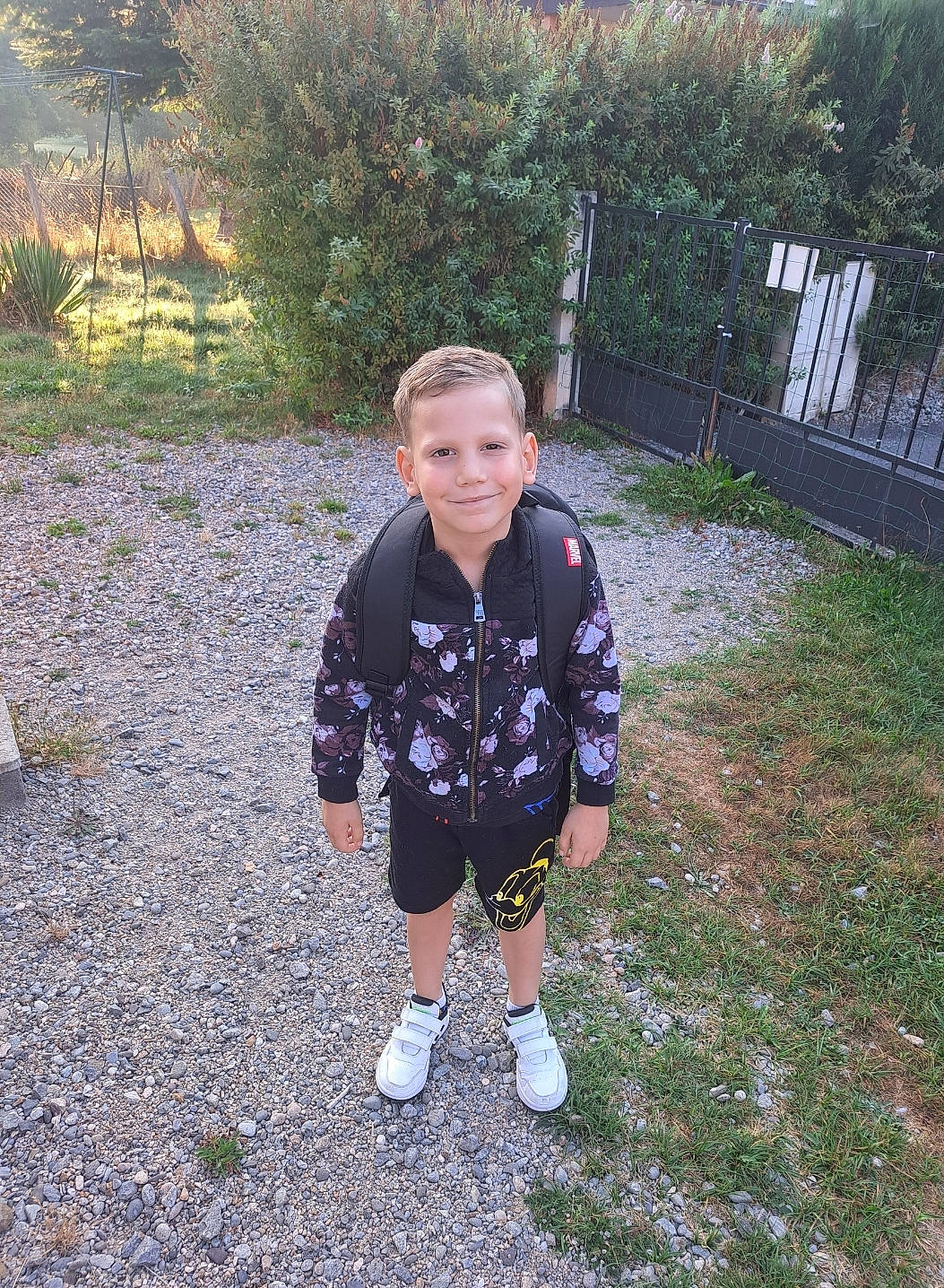 Mathéo a rejoint le concours — aidez-le/la à gagner de superbes lots ! child, denim, electric_blue, fun, garden, grass, hair, happy, joy, landscape, leisure, pattern, people_in_nature, person, plant, recreation, shorts, sleeve, soil, t_shirt