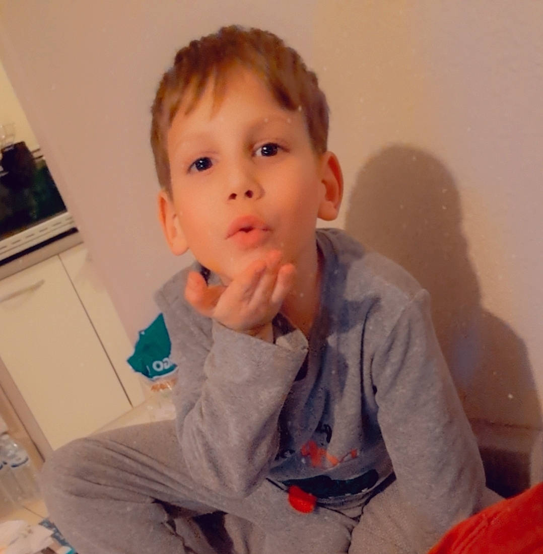 Mathéo a rejoint le concours — aidez-le/la à gagner de superbes lots ! baby_toddler_clothing, cheek, collar, comfort, dress_shirt, ear, eye, face, gesture, hair, hairstyle, head, iris, lip, mouth, neck, nose, person, shoulder, skin