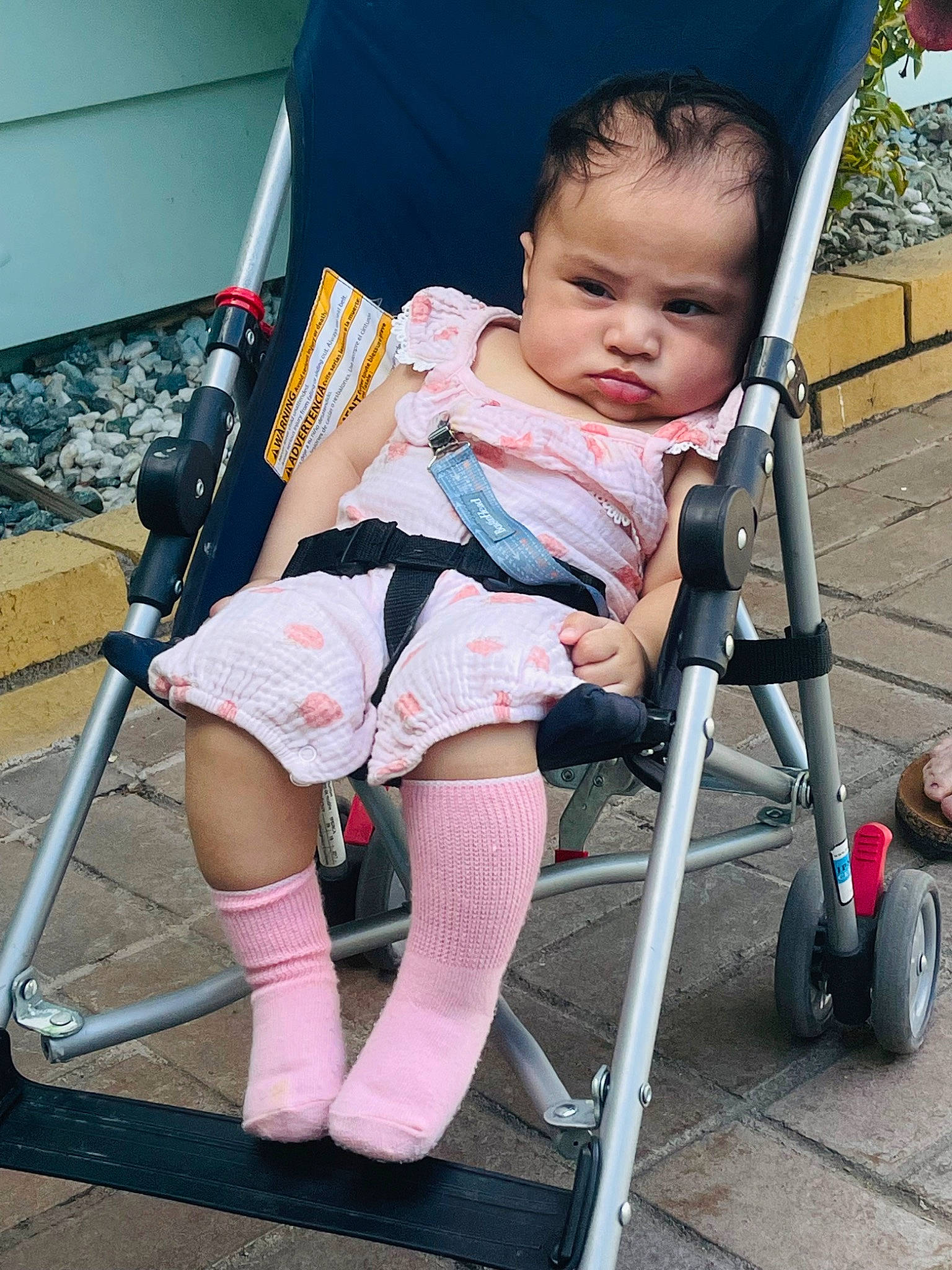 Meliame is registered to the contest to win money with this photo: baby, baby_carriage, baby_products, baby_safety, baby_toddler_clothing, beauty, child, comfort, electric_blue, fun, human_leg, knee, lap, person, sitting, sock, thigh, tire, toddler, vacation