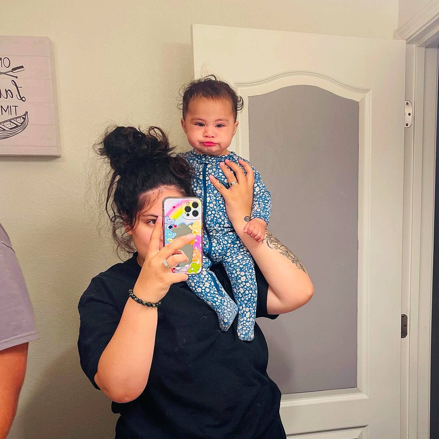 Meliame is registered to the contest to win money with this photo: abdomen, arm, art, door, elbow, electric_blue, event, eyewear, fashion_design, fun, gesture, happy, joint, neck, person, shoulder, sleeve, standing, t_shirt, trunk