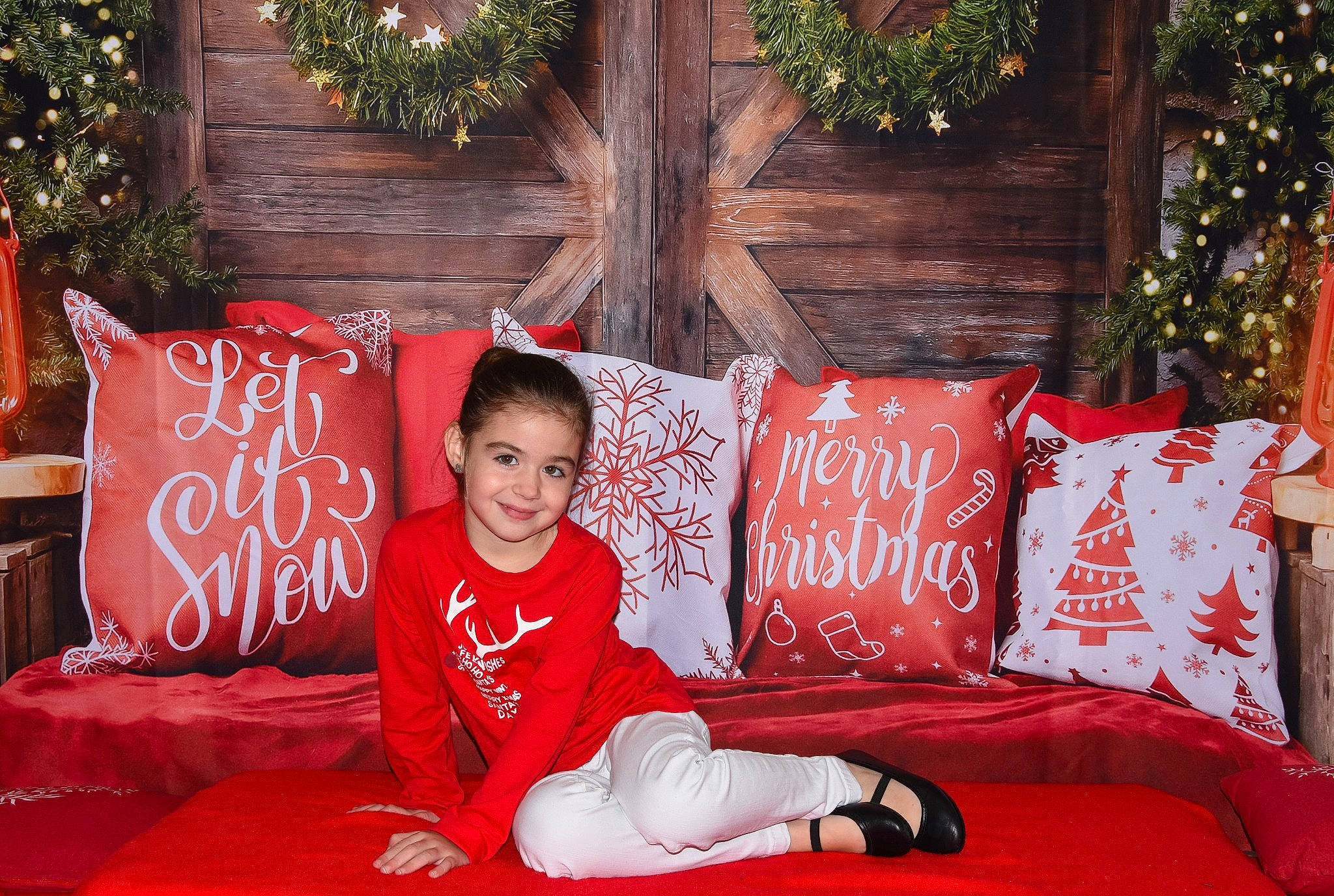 Romane a rejoint le concours — aidez-le/la à gagner de superbes lots ! child, christmas_decoration, christmas_ornament, comfort, event, grass, happy, holiday, home, house, joy, lap, leisure, living_room, person, plant, room, sitting, throw_pillow, tradition