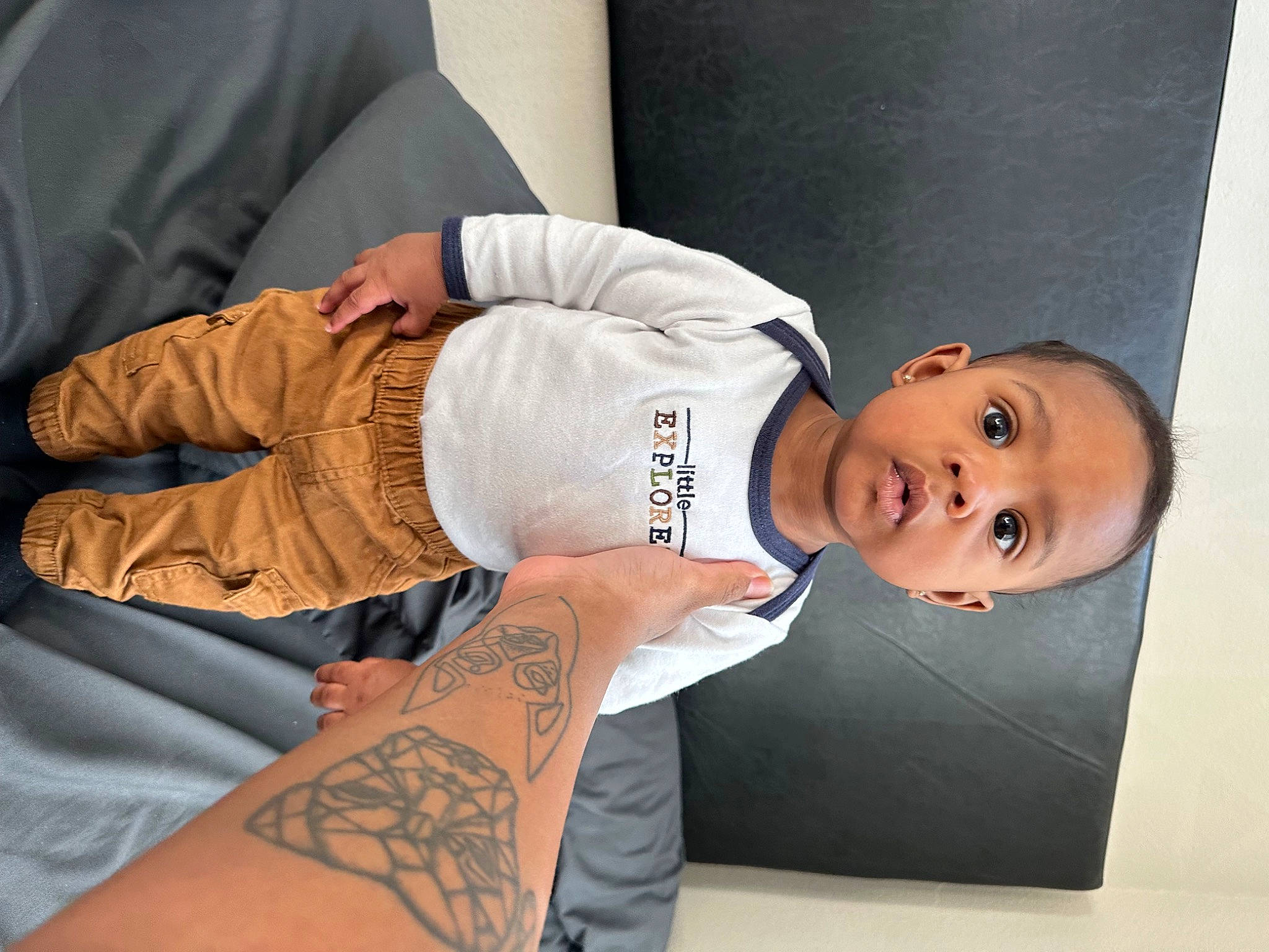 Kason is registered to the contest to win money with this photo: abdomen, chest, comfort, cover_up, elbow, foot, hand, human_body, human_leg, joint, knee, neck, person, sleeve, sportswear, t_shirt, tattoo, temporary_tattoo, thigh, trunk