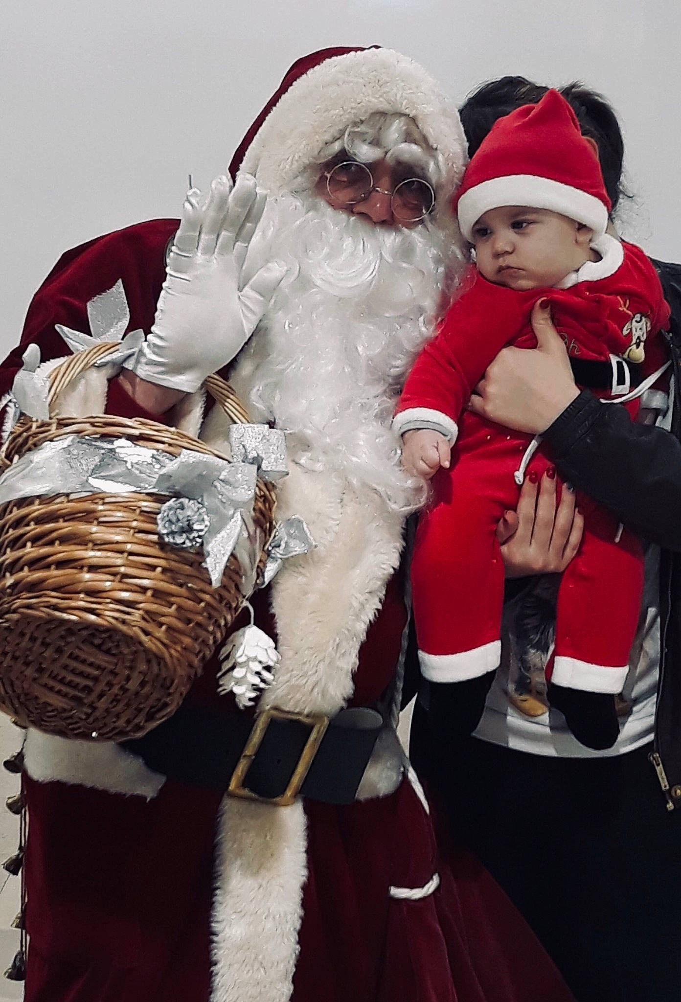 Alejandro a rejoint le concours — aidez-le/la à gagner de superbes lots ! beard, christmas, christmas_eve, facial_hair, fictional_character, headwear, holiday, lap, person, santa_claus, tradition