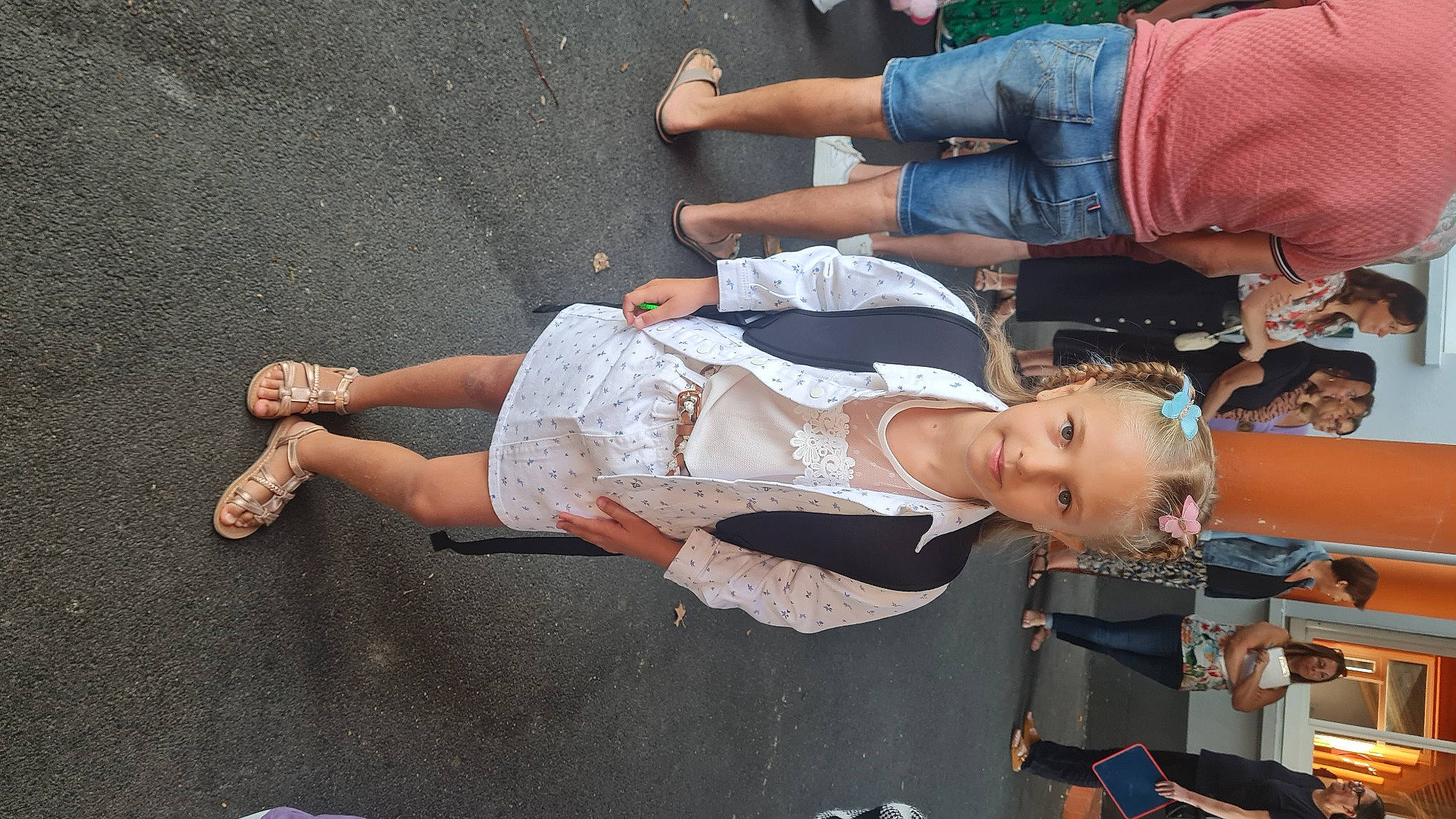 Elyana participe au concours pour gagner de l'argent avec cette photo : asphalt, calf, child, elbow, foot, fun, gesture, hand, hat, human_leg, joint, joy, knee, leg, pedestrian, person, sandal, shoe, sneakers, t_shirt