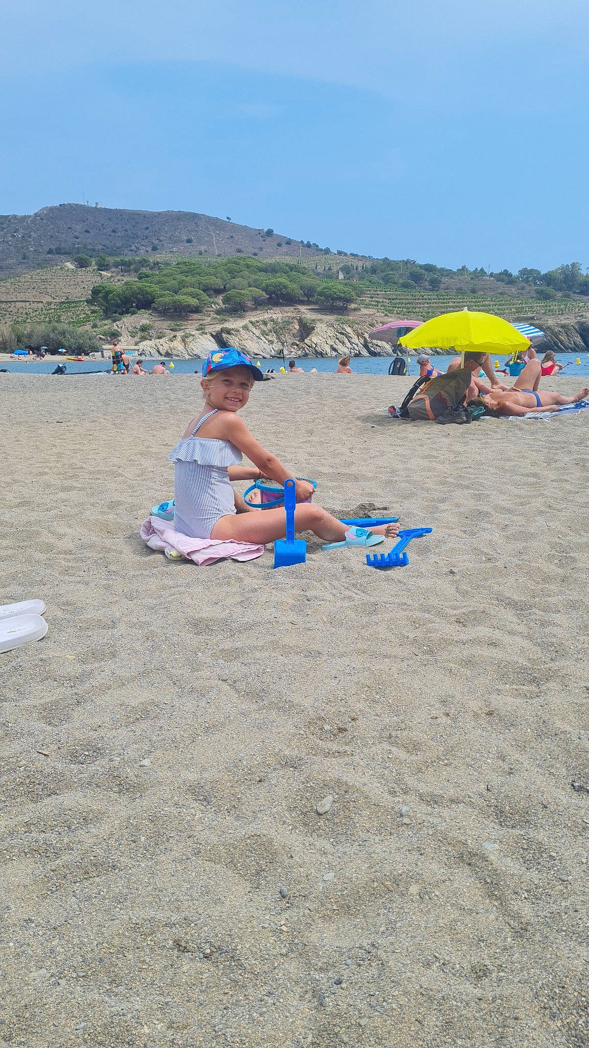 Elyana participe au concours pour gagner de l'argent avec cette photo : azure, beach, body_of_water, coast, fun, headwear, holiday, horizon, joy, landscape, leisure, people_on_beach, person, recreation, sand, shade, shore, shorts, sky, sun_tanning