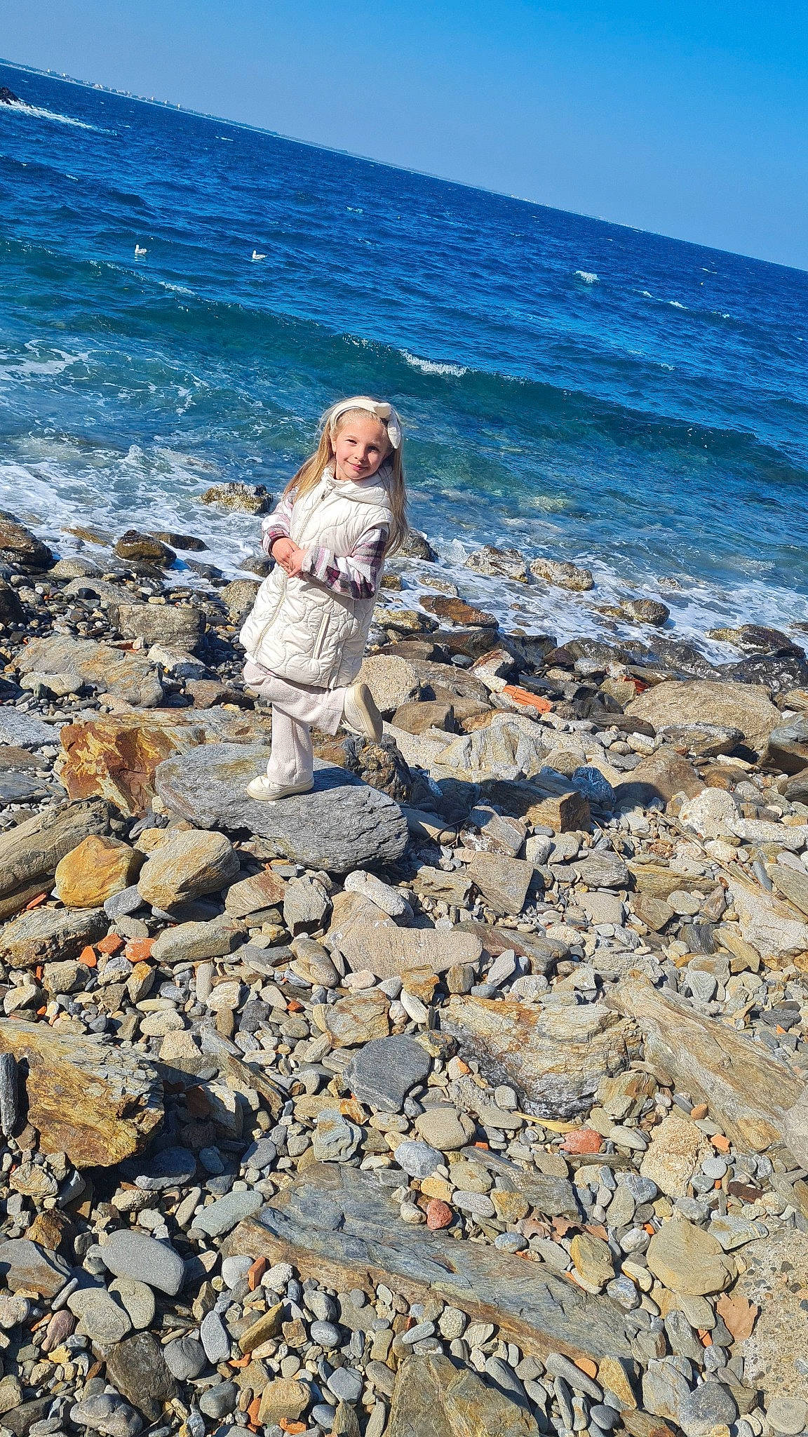 Elyana a rejoint le concours — aidez-le/la à gagner de superbes lots ! beach, bedrock, coast, coastal_and_oceanic_landforms, horizon, joy, lake, landscape, leisure, ocean, pebble, people_in_nature, person, rock, sand, shore, sky, soil, water, wave